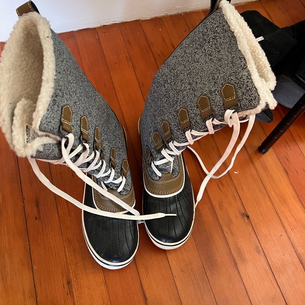Sorel Gray and Black Winter Boots with Textured Upper